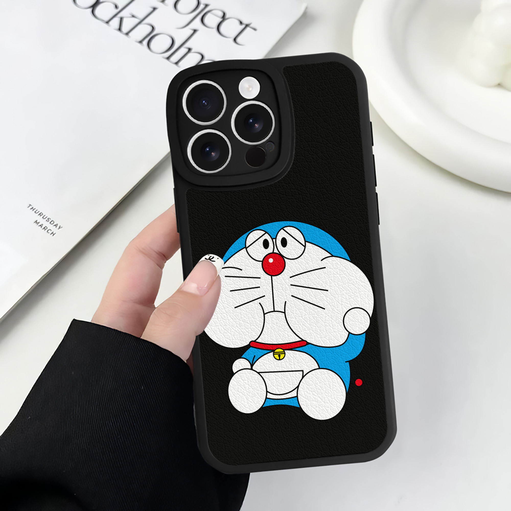 （画像用） ドラえもん Doraemon 【iPhone 16シリーズ対応】シリコンスマホケース（レザー調） 材質：シリコン